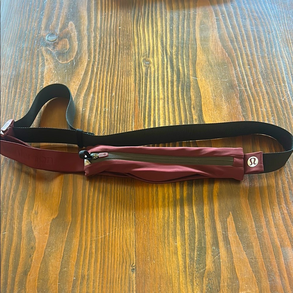 lululemon athletica Fast and Free Mini Burgundy Running Belt with Zip Pocket